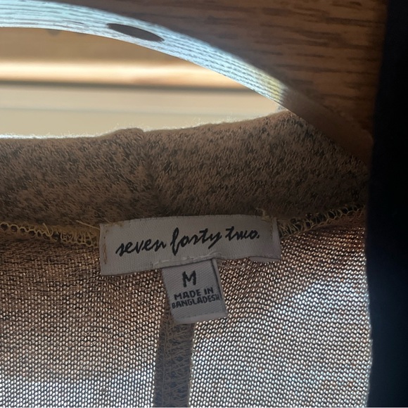 Never Forty Two Women’s Size Medium Long Sleeve Shirt Light Weight Brown New - Picture 2 of 9